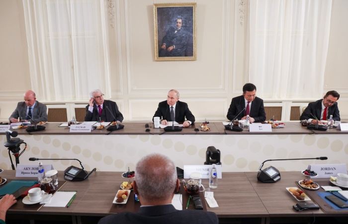 Путин готов встретиться с Зеленским, вопрос - "кто будет подписывать документы" Путин готов встретиться с Зеленским, вопрос - "кто будет подписывать документы"