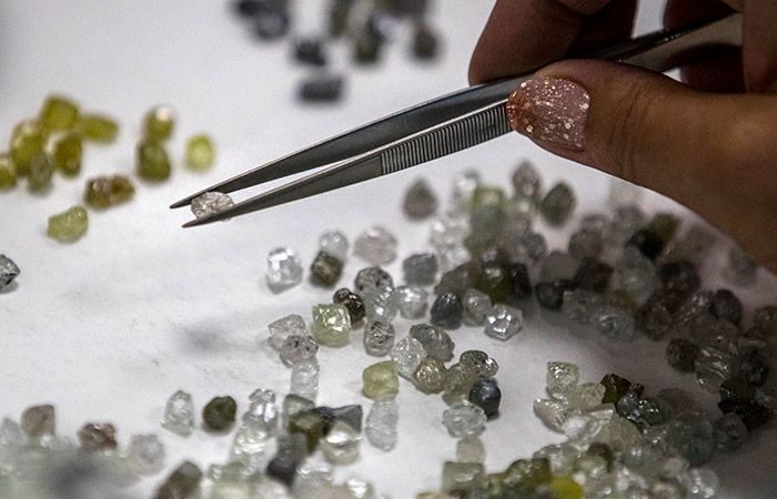 Сотрудница "АЛРОСА" и ее сын задержаны по подозрению в хищении алмазов компании