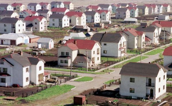 Уютно, как в казарме: «Человейники» бывают не только в городе, но и за его пределами Уютно, как в казарме: «Человейники» бывают не только в городе, но и за его пределами