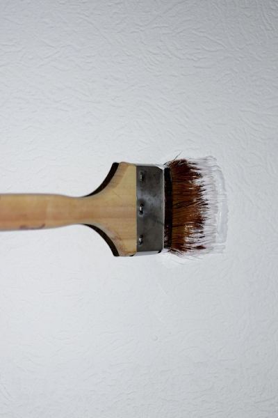 Чем покрасить старый дом: выбор краски для деревянных и оштукатуренных стен, советы по нанесению