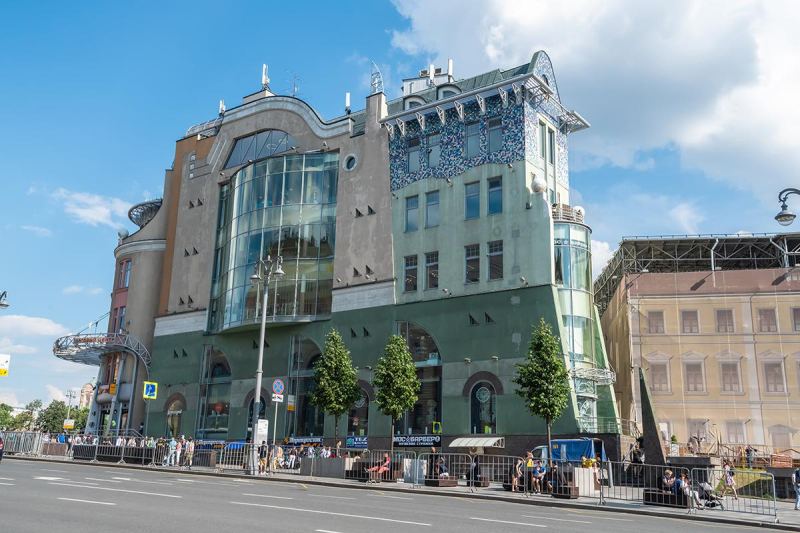 Эпоха калейдоскопа стилей: постмодернизм, лужковская архитектура и