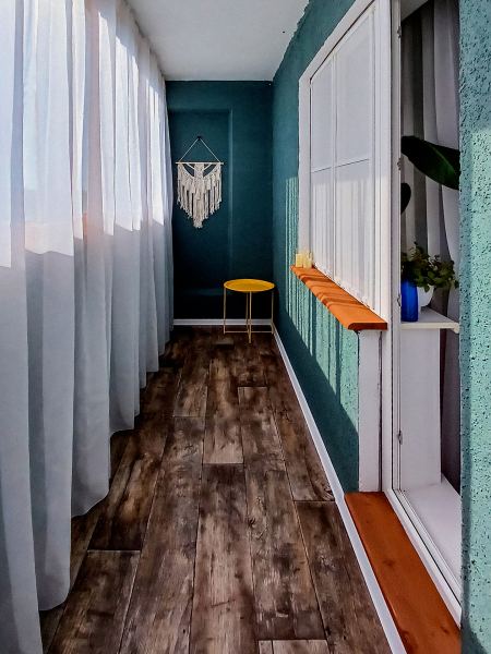 «Одно из моих любимых мест в квартире»: 3 варианта обустройства балкона