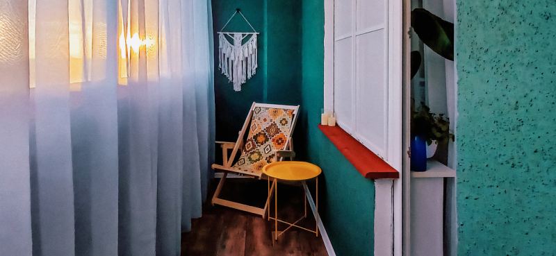 «Одно из моих любимых мест в квартире»: 3 варианта обустройства балкона