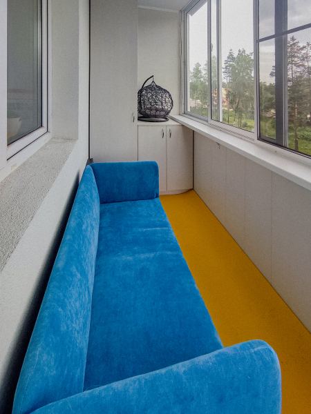 «Одно из моих любимых мест в квартире»: 3 варианта обустройства балкона