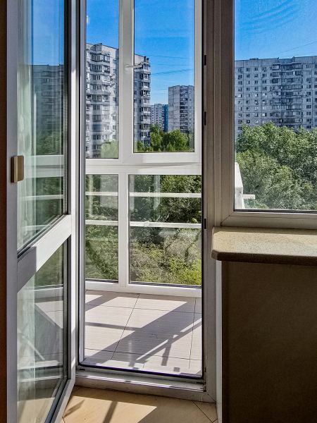 «Одно из моих любимых мест в квартире»: 3 варианта обустройства балкона