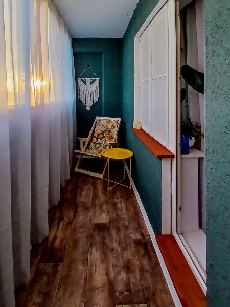 «Одно из моих любимых мест в квартире»: 3 варианта обустройства балкона