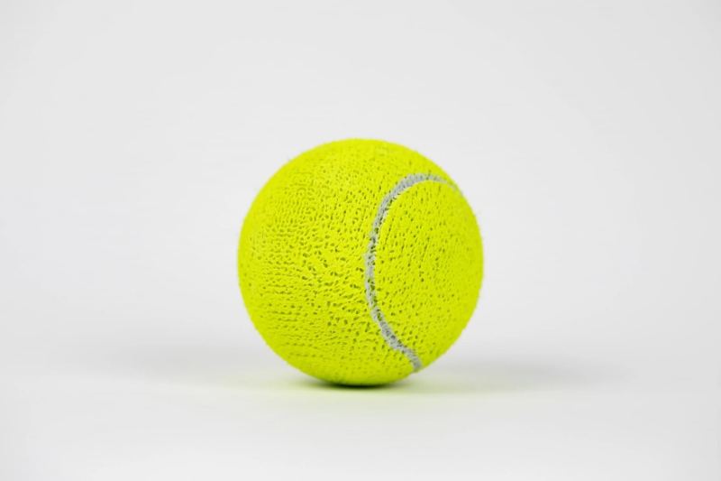 Выпускник Central Saint Martins создал устойчивый аналог теннисного мяча