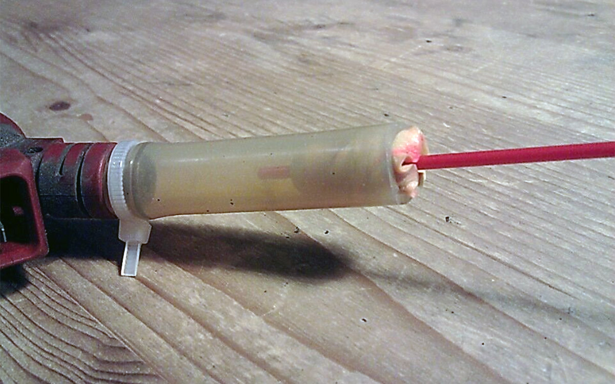 Самый простой вариант герметичного соединения форсунки и баллончика. В качестве уплотнения — обычная беруша из аптеки