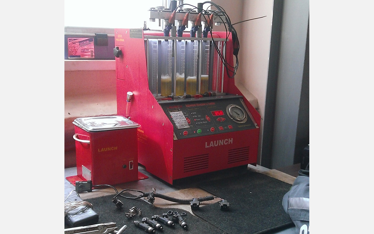 На СТО есть специализированные стенды. В них помещаются и подключаются форсунки, после чего производится цикл имитации работы на разных режимах