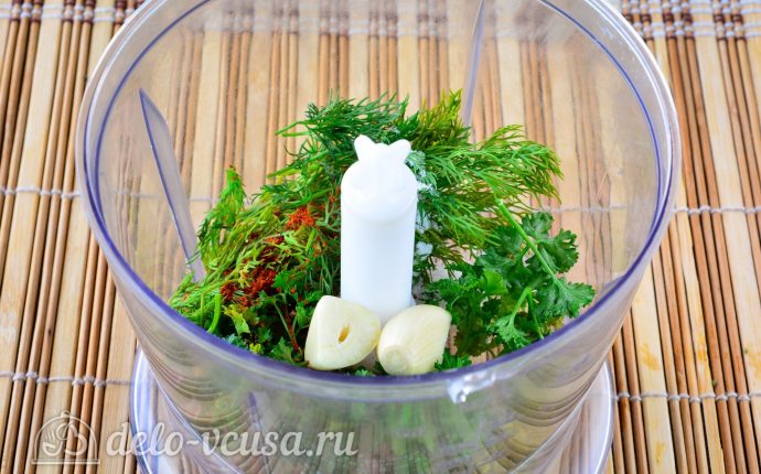 Соус Ранч с зеленью и чесноком: Измельчить зелень и приправы