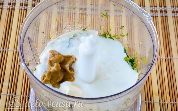 Соус Ранч с зеленью и чесноком: Добавить сметану и майонез