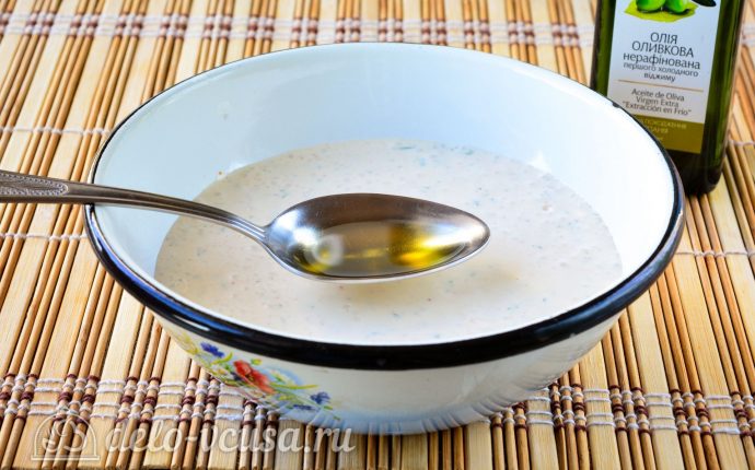 Соус Ранч с зеленью и чесноком: Добавить оливковое масло