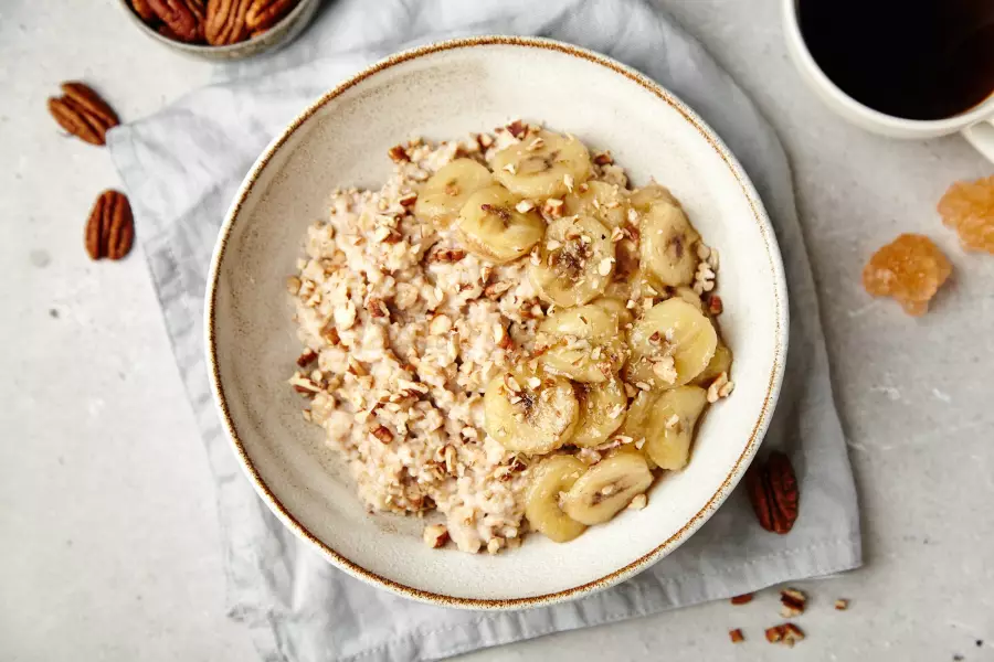 Готовое блюдо овсянка с бананом и орехами