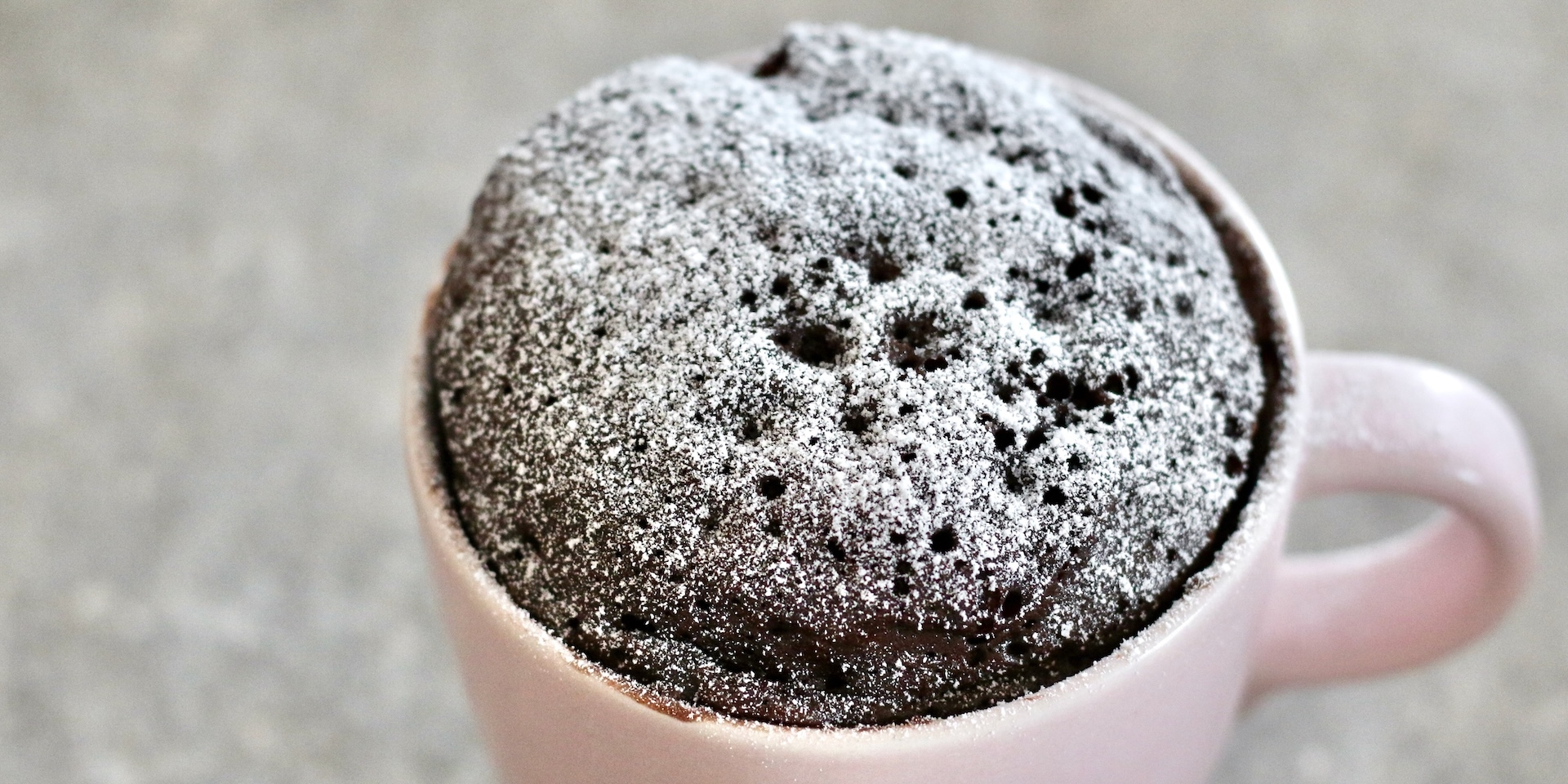 Шоколадный кекс в кружке — вкусный десерт за 6 минут