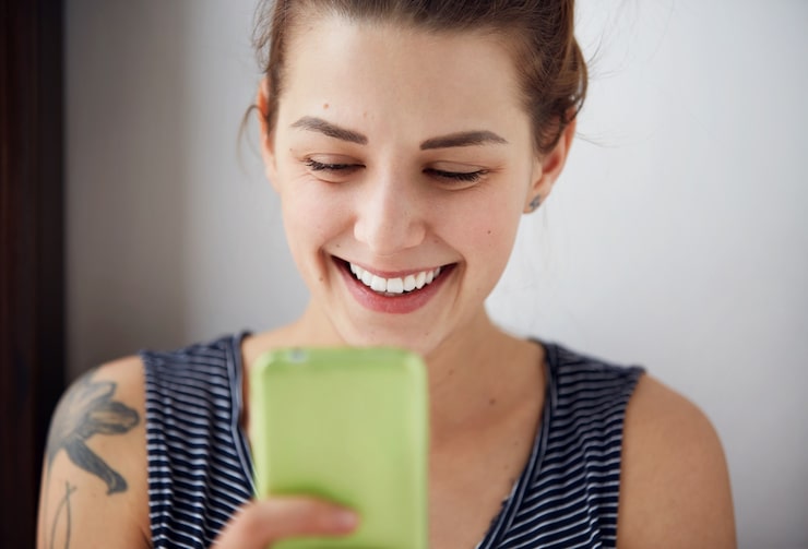 Для успешного переноса чатов и медиафайлов WhatsApp на новый телефон необходимо использовать функцию резервного копирования в облаке. В зависимости от операционной системы телефона, резервные копии могут храниться в Google Диске (для Android) или в iCloud (для iOS). Чтобы создать резервную копию, откройте приложение WhatsApp, перейдите в 