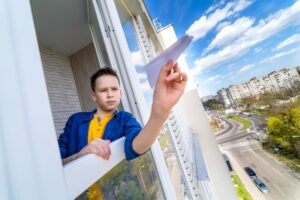 Почему в новостройке хлопают пластиковые окна при резком порыве ветра