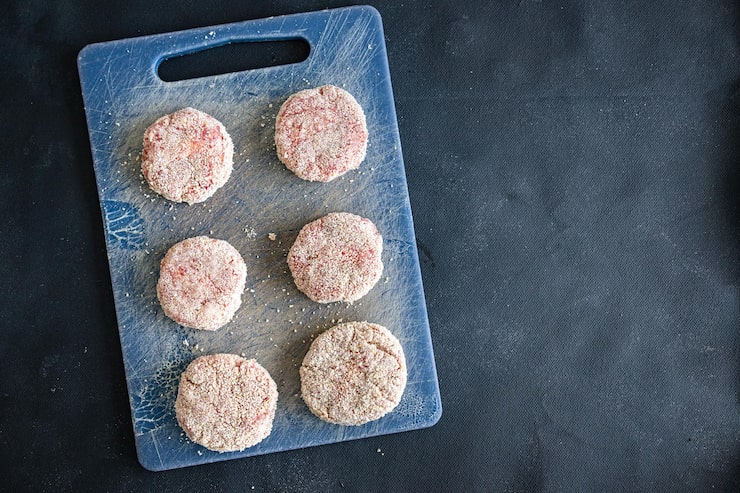Замороженные котлеты – это удобное решение для быстрого приготовления вкусных блюд в домашних условиях. Однако, многие хозяйки сталкиваются с проблемой повреждения панировки во время хранения и замораживания. Трещины и расслоение панировки не только ухудшают внешний вид готового блюда, но и могут негативно сказаться на его вкусе. Чтобы избежать подобных неприятностей, необходимо знать несколько простых правил хранения замороженных котлет.